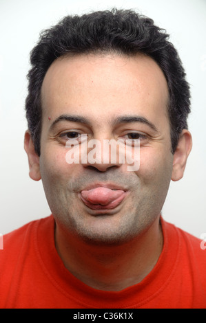 Portrait d'un homme avec sa langue dehors Banque D'Images