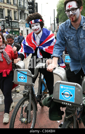 Les gars sont à vélo près de Victoria juste après le mariage royal entre le Prince William et Kate Middleton à Londres le 29/04/2011. Banque D'Images