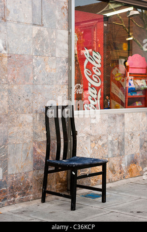 LONDRES, Royaume-Uni - 17 AVRIL 2011 : ancienne chaise en bois, dans une rue latérale de l'extrémité est de Londres Banque D'Images