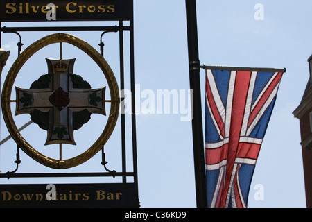 Union Jack Flag le long de la croix d'argent Public House Sign in London Banque D'Images