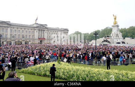 Le mariage du Prince William et Catherine Middleton. 29 avril 2011. Appuyez sur et des foules se rassemblent à l'extérieur de Buckingham Palace comme Banque D'Images