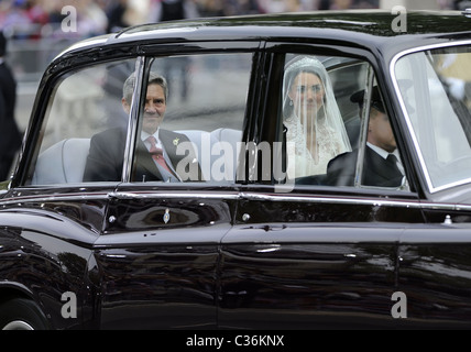 Le mariage du Prince William et Catherine Middleton. 29 avril 2011. Kate Middleton arrive à l'abbaye de Westminster dans sa Banque D'Images