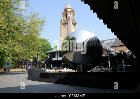 Stock photo de l'Anish Kapoor sky mirror à Nottingham. Banque D'Images