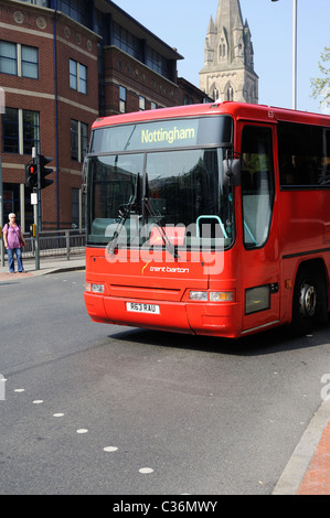 Stock photo d'un bus rouge dans le centre-ville de Nottingham. Banque D'Images