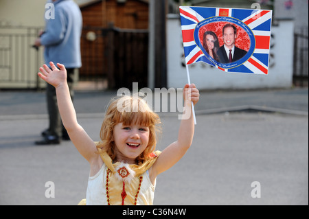 Royal Wedding street party dans la région de East Road, Madeley, Telford. Caitlin Ward-Davies âgés de 4 battant pavillon Banque D'Images