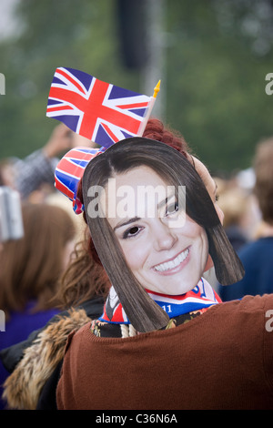 Mariage royal, Hyde Park Londres Royaume-Uni. Fêteuse portant le masque de Katie Middleton dans la foule, pendant les célébrations Banque D'Images