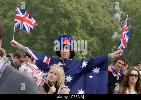 Le fêteur de mariage royal portant le drapeau néo-zélandais célèbre avec des drapeaux et des chapeaux union jack à Hyde Park Londres Royaume-Uni Banque D'Images