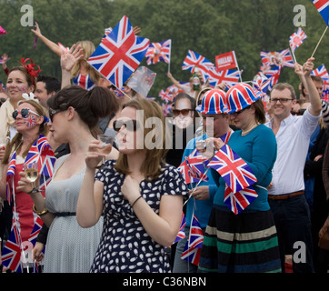 Fêtez le mariage royal avec des drapeaux et des chapeaux union Jack à Hyde Park Londres Royaume-Uni Banque D'Images