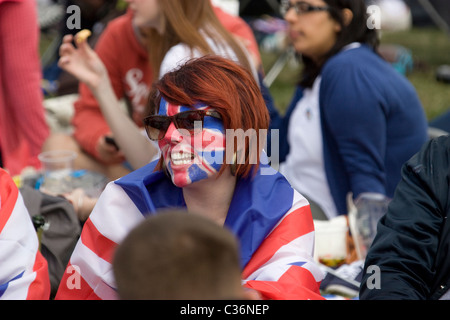 Fêteur de mariage royal avec des peintures pour le visage de l'union jack drapé dans le drapeau de l'union jack Hyde Park, Londres, Royaume-Uni Banque D'Images