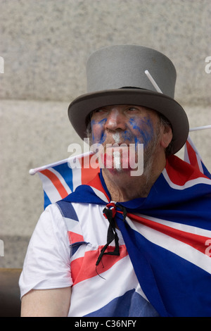 Célébrateur de mariage royal âgé avec chapeau haut de gamme et peintures pour le visage portant Union Jack dans Trafalgar Square Londres Royaume-Uni Banque D'Images