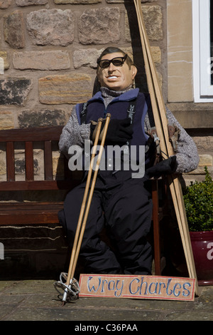 Effigie du prince Charles assis avec du matériel de ski, caricature Wray Charles au festival annuel de l'escarecrow et du village de Wray, Lancaster, Lancashire Banque D'Images