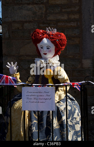 Effigie de la reine Elizabeth First aux cheveux rouges anglais ; la royauté s'est emparée de la main au festival annuel de l'escarecrow et du village de Wray, à Lancaster, dans le Lancashire, au Royaume-Uni Banque D'Images