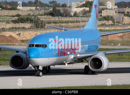 Thomsonfly Boeing 737-800 de l'alignement pour le décollage à partir de Malte Banque D'Images