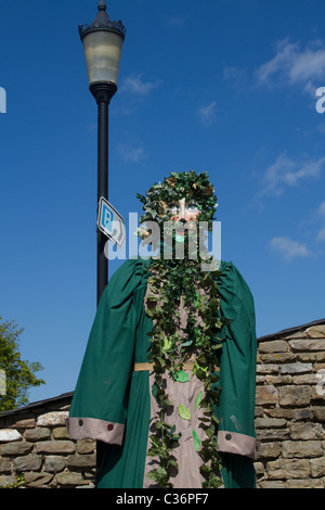 Tall Cloaked Lady, un épouvantail féminin géant, couvert de lierre vert au Wray Annual Scarecrow and Village Festival, Lancaster, Lancashire, Royaume-Uni Banque D'Images