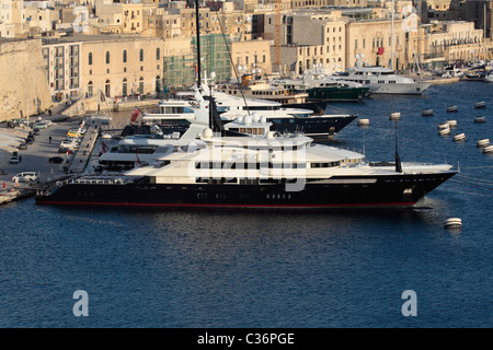 Le bateau yacht de 82m Oceanco Alfa Nero dans le Grand Port de Malte Banque D'Images