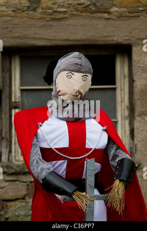 Papier mâché figure St George ; effigie de St George à l'épouvantail et annuel Wray Village Festival, Lancaster, Lancashire, UK Banque D'Images