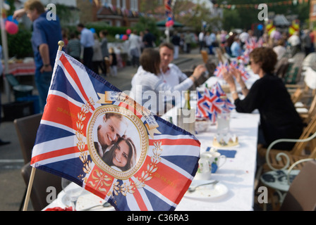 Royal Wedding Street Party. Barnes Londres. Le prince William et Catherine Union Jack Flag souvenir. Le 29 avril 2011. HOMER SYKES Banque D'Images