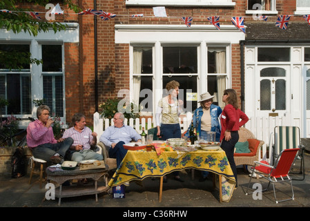 Neighbours Neighbors Royal Wedding Street Party. Celebrations for  for Prince William and Catherine Kate Middleton their wedding.  Barnes London UK. 29 April 2011 HOMER SYKES Banque D'Images