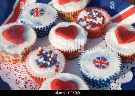 Partie cuisine home made 'cup cakes' décoré avec des coeurs rouges et des drapeaux anglais Union Jack. Royal Wedding Street Party. HOMER SYKES Banque D'Images