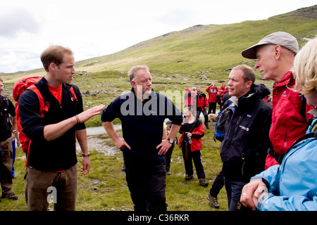 Le prince William parle de Lake District National Park Authority directeur Richard Leafe au Red Tarn Banque D'Images