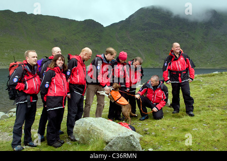 Le prince William lors de sa visite à Helvellyn avec les membres d'équipes de secours en montagne Banque D'Images