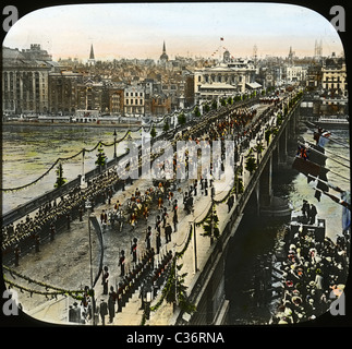 Procession du couronnement du roi Édouard VII passage sur le pont de Londres. Vers 1901, colorées à la main, sur une photographie noir et blanc. Banque D'Images