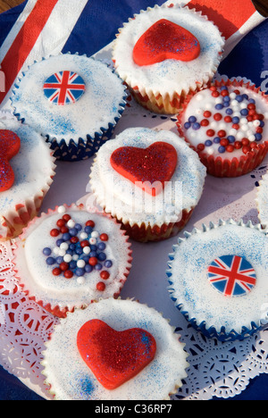 Cupcake Anglais Union Jack Cupcakes et un avec Red Hearts. Repas de fête sur le thème rouge, blanc et bleu. Cuisine maison de fête de mariage royal décorée. Prince William Kate Middleton - Princesse Catherine Royal mariage Londres Angleterre années 2011 2010 Royaume-Uni HOMER SYKES Banque D'Images