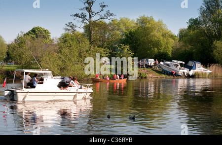 Bateaux sur la Tamise à Wallingford Oxfordshire, UK Banque D'Images