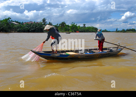 Le pêcheur local et l'épouse en relevant les filets de pêche près de Cai Be, Delta du Mekong, Vietnam Banque D'Images