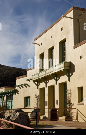 Façade de l'hôtel Douglas récemment restauré au parc historique d'état de Jerome, Jerome, Arizona, USA. Banque D'Images