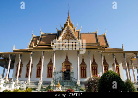 La Pagode d'argent est l'un des nombreux beaux bâtiments au Musée du Palais Royal, complexe des temples à Phnom Penh, Cambodge. Banque D'Images