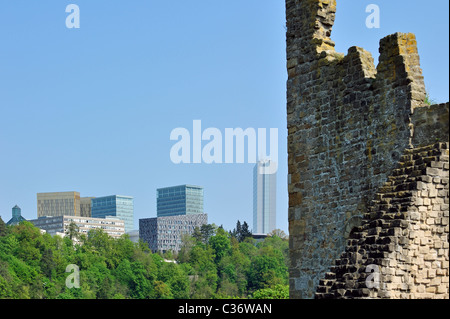 Ruine de la watchtower dent creuse / dent creuse et les appartements du Plateau de Kirchberg , Grand-duché de Luxembourg Banque D'Images