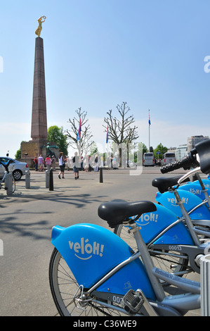 Un service de location de vélos Véloh et le Monument du Souvenir / Monument du Souvenir / Souvenir Gëlle Fra à Luxembourg ville Banque D'Images