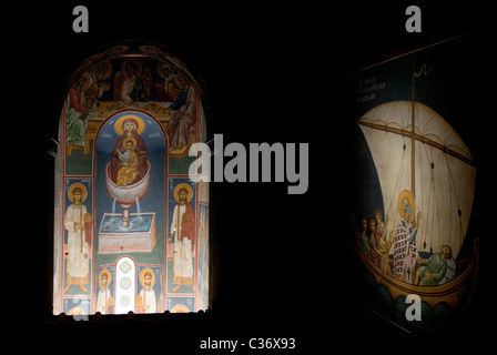 Fresque de la Vierge Marie avec le Christ bénissant tous, au-dessus et derrière l'iconostase et fresque de Saint Nicholas debout dans un bateau. Banque D'Images