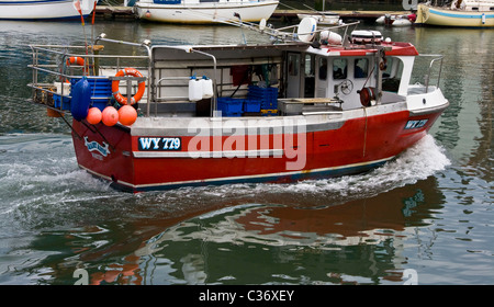 Petit bateau de pêche chalutier quitter Whitby Harbour North Yorkshire angleterre Europe Banque D'Images