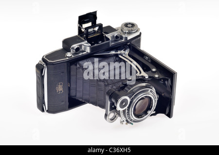Meubles anciens Zeiss Super Ikonta soufflets moyen format appareil photo sur fond blanc Banque D'Images
