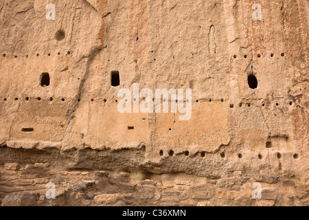 Maison longue, Native American cliff en séjour à Bandelier National Monument à New Mexico, USA. Banque D'Images