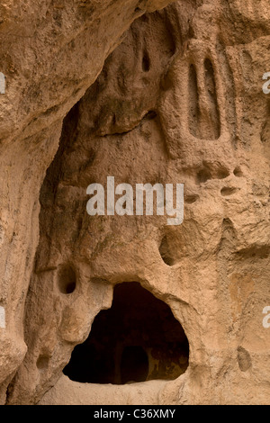 Native American cliff habitation, maison longue au Bandelier National Monument à New Mexico, USA. Banque D'Images