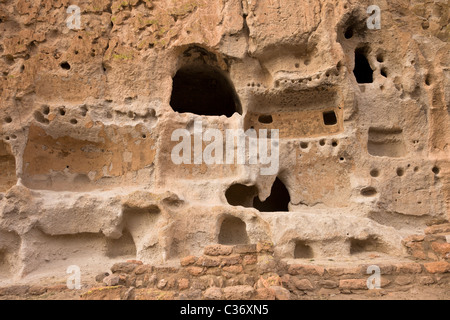 Maison longue, Native American cliff en séjour à Bandelier National Monument à New Mexico, USA. Banque D'Images