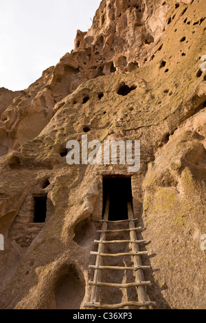 Échelle en bois menant à l'Astragale Maisons, Native American cliff en séjour à Bandelier National Monument à New Mexico, USA. Banque D'Images