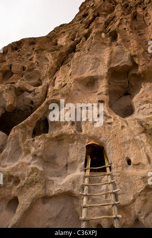 Échelle en bois menant à l'Astragale Maisons, Native American cliff en séjour à Bandelier National Monument à New Mexico, USA. Banque D'Images