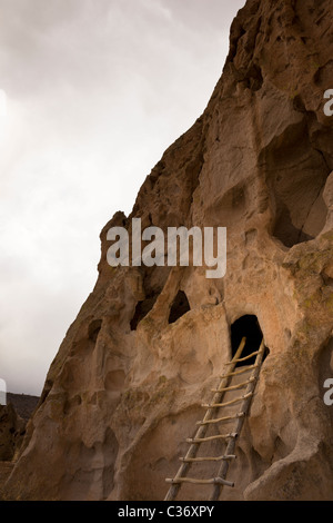 Échelle en bois menant à l'Astragale Maisons, Native American cliff en séjour à Bandelier National Monument à New Mexico, USA. Banque D'Images