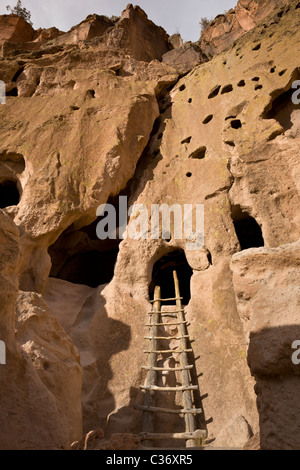 Échelle en bois menant à l'Astragale Maisons, Native American cliff en séjour à Bandelier National Monument à New Mexico, USA. Banque D'Images