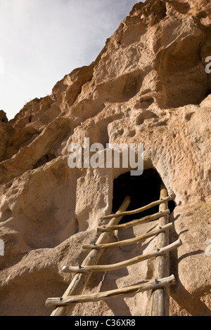 Échelle en bois menant à l'Astragale Maisons, Native American cliff en séjour à Bandelier National Monument à New Mexico, USA. Banque D'Images