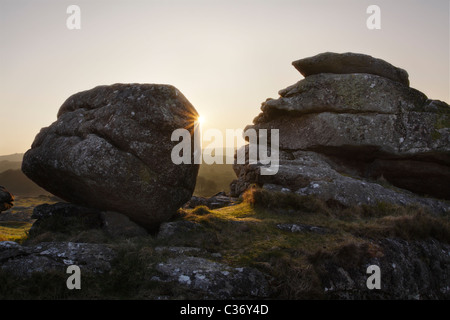 Hound Tor sur le Dartmoor au coucher du soleil Banque D'Images