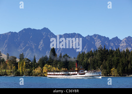 L'un, TSS Earnslaw 1912 Edwardian vintage paquebot à deux vis sur les eaux du lac Wakatipu, Queenstown, Nouvelle-Zélande. Banque D'Images