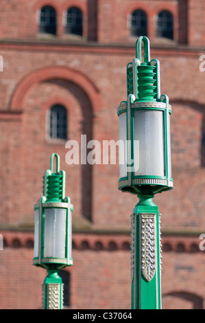 Lampadaires Art déco à l'extérieur de St Georges de La Tour De Ventilation Dock de Liverpool, en Angleterre. Banque D'Images