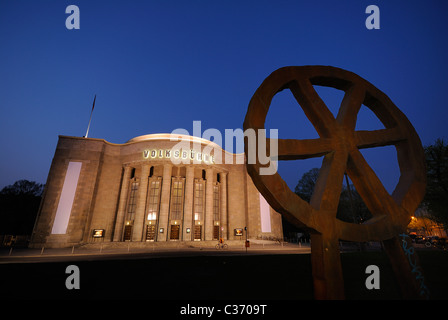 Volksbuehne am Rosa-Luxemburg-Platz théâtre après sa rénovation en 2010, la station de métro Rosa-Luxemburg-Platz, Mitte, Berlin, Allemagne. Banque D'Images