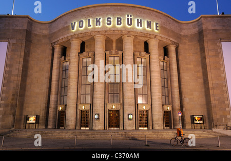 Volksbuehne am Rosa-Luxemburg-Platz théâtre après sa rénovation en 2010, la station de métro Rosa-Luxemburg-Platz, Mitte, Berlin, Allemagne. Banque D'Images