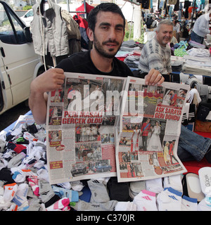 Marché turc vendeur contient jusqu'journal local fonctionnalité sur mariage du Prince William et Kate Middleton Alacatii La Turquie Banque D'Images